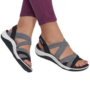 NWT - Skechers Women's Reggae Cup - Smitten by You Athletic Sandals